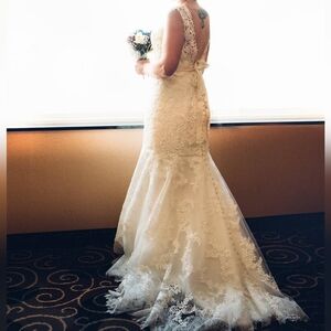 Elegant White Lace Wedding Dress